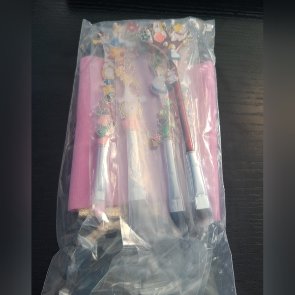 Disney Alice in Wonderland Makeup Brush Set - Picture 8 of 8